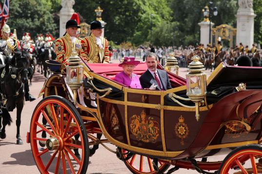 La reina Isabel II y el rey Felipe VI pasean por el Mall londinense.