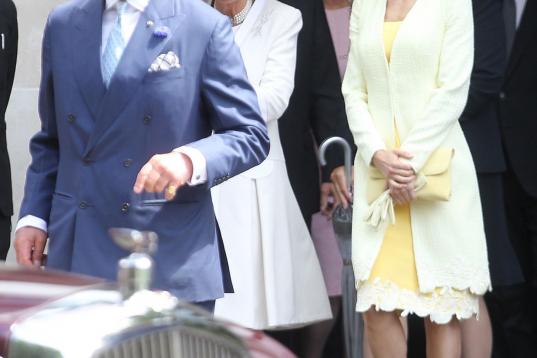 El príncipe Carlos, Camila de Cornualles y la reina Letizia salen del hotel londinense en el que se alojan para encontrarse con Isabel II.