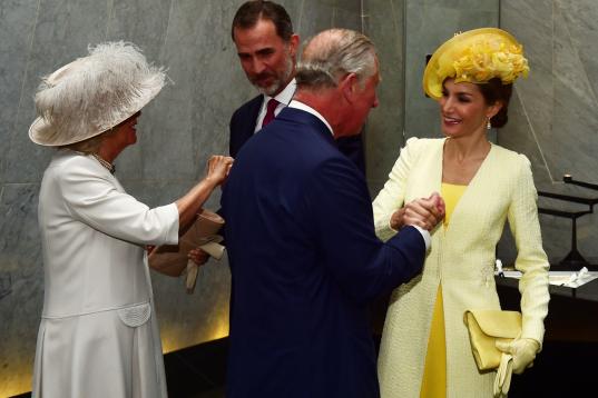 Los reyes Felipe y Letizia en la primera parte de su visita, saludando al príncipe Carlos y a Camila, la duquesa de Cornualles, en su hotel de Londres.