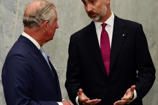 El rey Felipe charla con el príncipe Carlos.