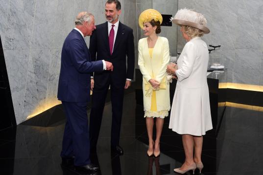 Los reyes Felipe y Letizia en la primera parte de su visita, saludando al príncipe Carlos y a Camila, la duquesa de Cornualles, en su hotel de Londres.