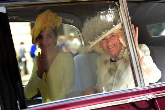 Letizia y Camila, la duquesa de Cornualles, en el coche oficial.
