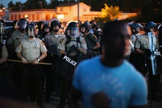 Un buen número de agentes ha estado presente durante los cuatro días de manifestaciones en el barrio de San Luis en Ferguson (Misuri). 