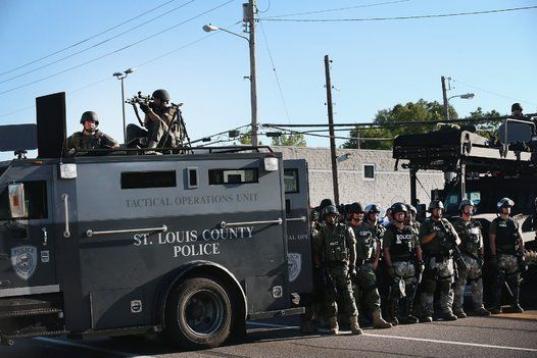 La policía del condado de San Luis, apostada y preparada para actuar. 