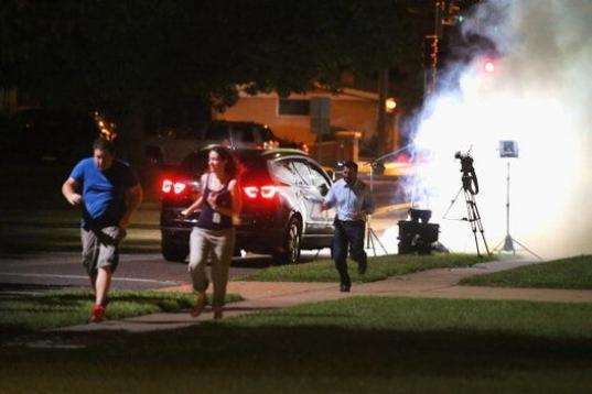 Un equipo de televisión de Al-Yazira que estaba cubriendo las protestas en Ferguson tuvo que huir del lugar por el lanzamiento de gas lacrimógeno.