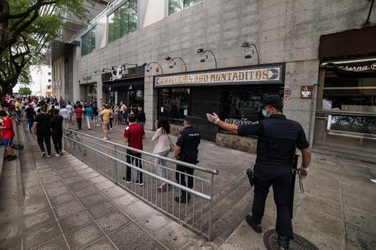 La Policía controla el tráfico de aficionados en los alrededores del estadio