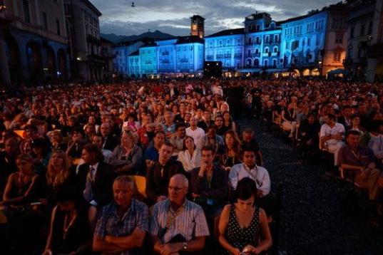 Se trata de La Piazza Grande, la plaza central de Locarno, adoquinada y con más de dos mil asientos. La pantalla de cine más grande de Europa preside las proyecciones cada noche.