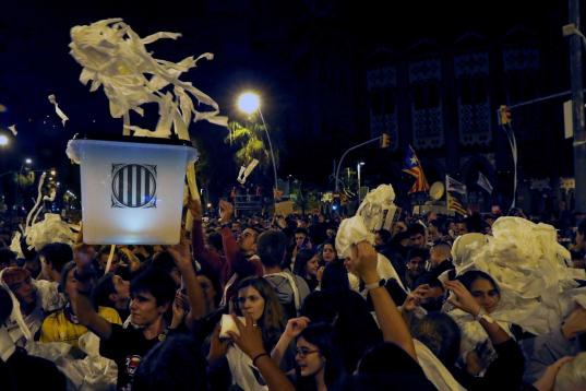 Urnas del referéndum del 1-O y papel higiénico en la concentración convocada por los CDR en Barcelona