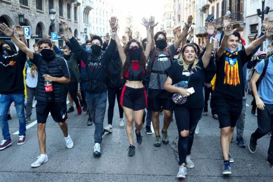 Jóvenes se manifiestan en Cataluña