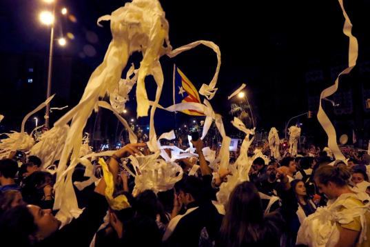 Lluvia de papel higiénico en la manifestación celebrada en Barcelona, a la que los CDR habían pedido acudir con rollos de papel
