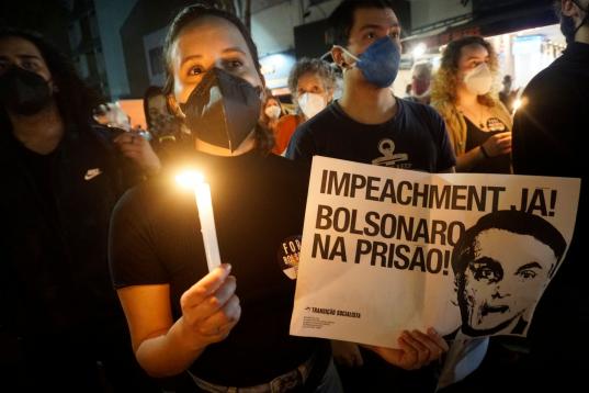 "Impeachment ya. Bolsonaro a la cárcel", se lee en el cartel de una manifestante en una protesta en Sao Paulo, el pasado sábado. 