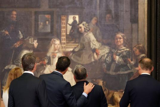 Varios de los jefes de Estado observan el cuadro "Las Meninas".