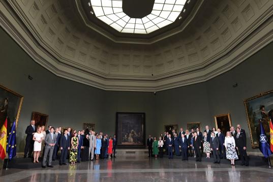 Los líderes de la OTAN en la foto de familia en el Museo del Prado.
