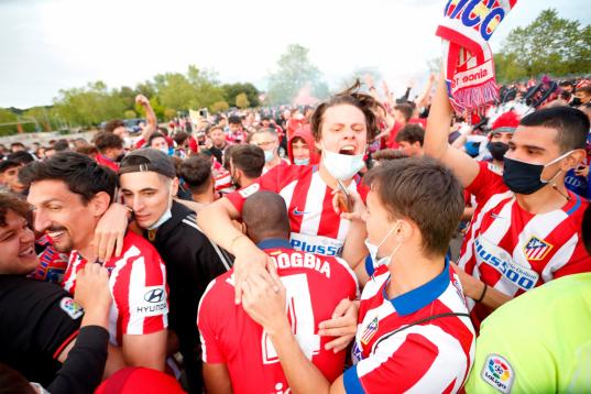 Los jugadores rojiblancos se acercaron a la afición tras la salida del estadio José Zorrilla