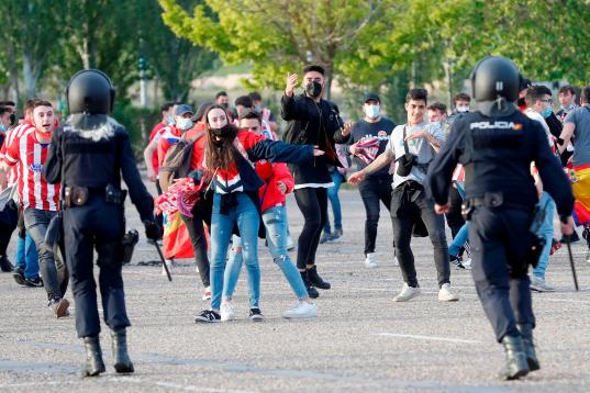 Algunos altercados durante la celebración de la afición del Atlético de Madrid, junto al estadio José Zorrilla