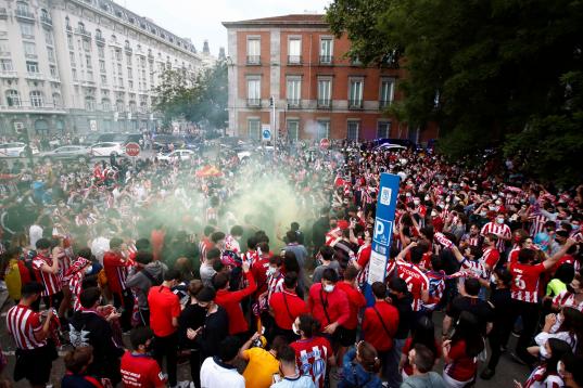 La afición del Atlético de Madrid celebrando el título de liga en Neptuno