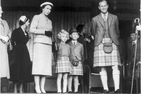 La reina Isabel, con Ana, Carlos y Felipe, en torno a 1956.