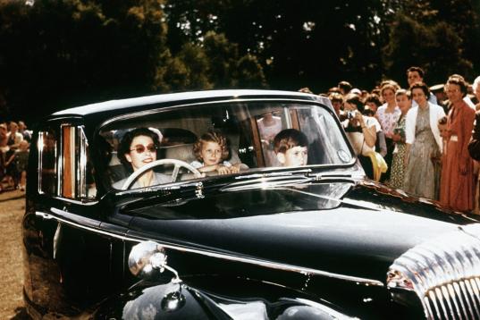 La reina Isabel con sus hijos en 1957.