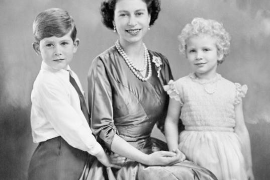 Retrato de la reina con sus dos hijos mayores.