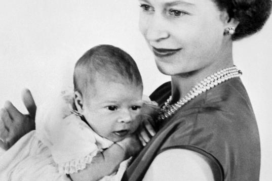 La reina con el recién nacido príncipe Andrés, que nació el 19 de febrero de 1960.