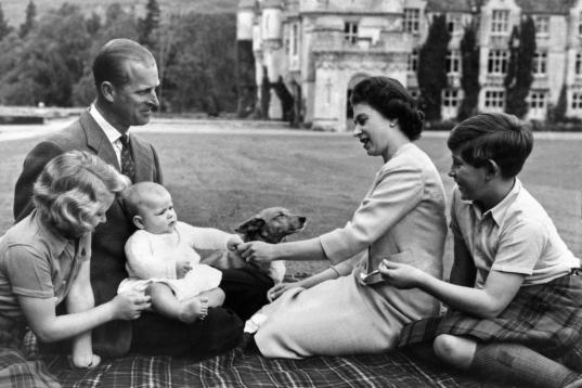 La reina, el príncipe Felipe y sus tres hijos, en septiembre de 1960, en Balmoral.