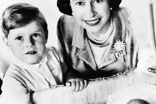 Isabel II posa con Andrés y el recién nacido Eduardo en Londres, en junio de 1964.