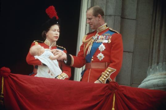 La reina Isabel y el príncipe Felipe con Eduardo en el balcón de Buckingham.