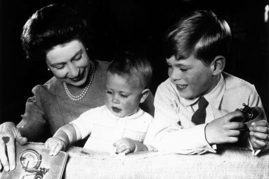 La reina Isabel juega con Eduardo y Andrés en el Castillo de Windsor, en junio de 1965.