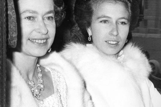 La reina y la princesa Ana se dirigen a Westminster en 1973.