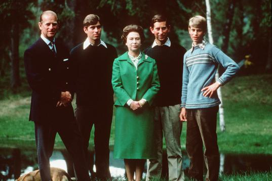 La reina y el príncipe Felipe con sus tres hijos en Balmoral, 1975.