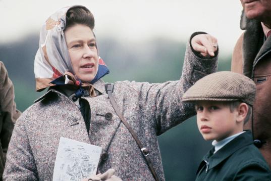 El príncipe Eduardo con su madre, 1976.