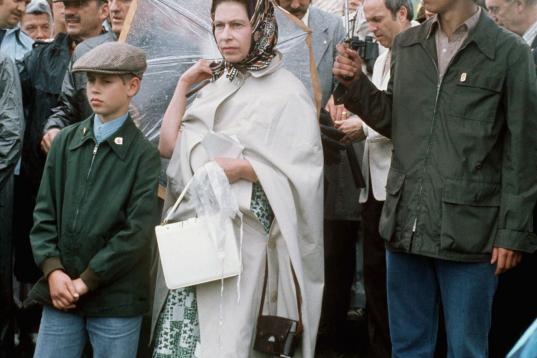La reina, en una competición ecuestre de la princesa Ana, en Montreal, Canadá, en 1976.