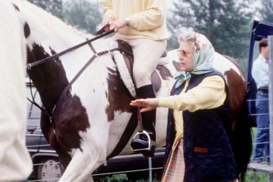 La reina supervisa al príncipe Eduardo, que monta a caballo en 1994.