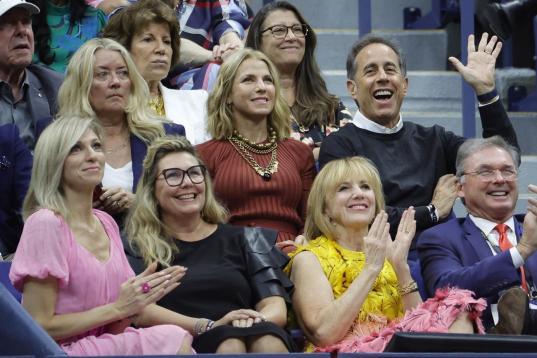 Jerry Seinfield, arriba a la derecha, saluda a la cámara en la final del US Open 2022