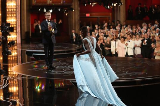 Acudió a sus primeros Oscar con un vestido de Prada hecho específicamente para ella: lo quería de este color azul porque le recuerda a Nairobi.
