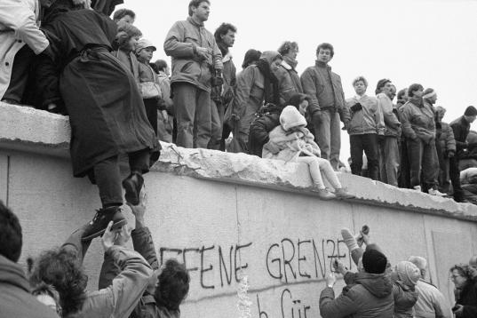 Los berlineses siguieron saltando el muro tras el 9 de noviembre. Esta foto, del 31 de diciembre. 