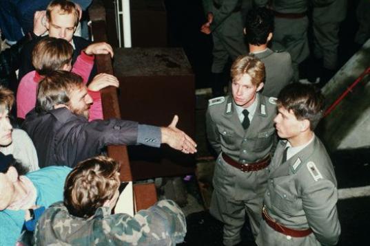 Soldados del este, unas horas después de la caída del muro, eludiendo dar la mano a un berlinés. 