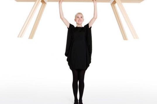La mesa Ripple del estudio británico Benjamin Hubbert es grande (dos metros y cuarenta centímetros de largo) y resistente, pero a la vez ultraligera y sostenible. Utiliza poca madera y reduce la emisión de carbono. 