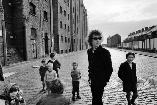 ©BARRY FEINSTEIN PHOTOGRAPHY. All rights reserved, Bob Dylan, Kids on street, Liverpool, 1966 (no.2)