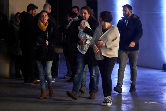 Pablo Iglesias, con su bebé, en su llegada a la sede de Unidas Podemos
