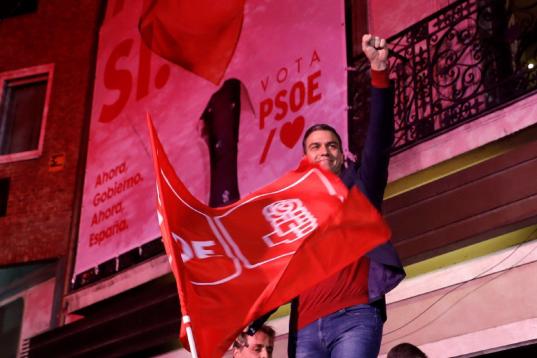 Puño y bandera del PSOE al aire