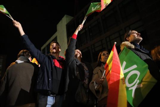 Banderas de España y de Vox, al aire