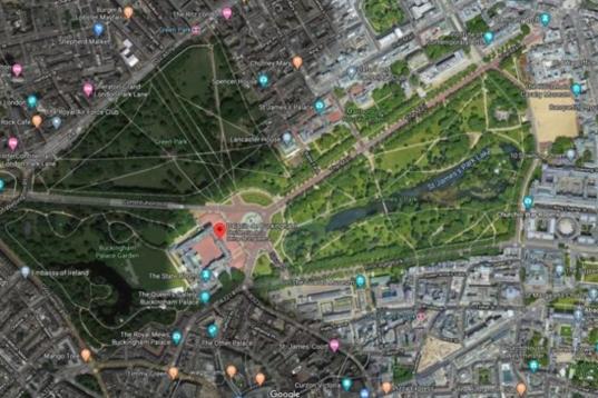 La rareza que incluye Google Maps cuando se pasa sobre el Palacio de Buckingham de Londres: el tradicional muñeco que da acceso a la opción Google Street View se transforma para convertirse en una especie de reina.