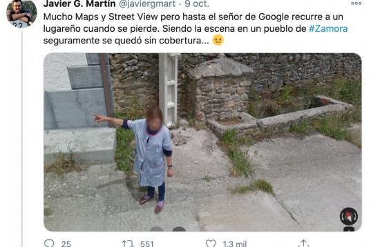 Google Maps ha captado a un conductor parado junto a una señora del municipio zamorano de Carbajales de la Encomienda, que aparece dando instruccionesal conductor de Google alguna indicación con el brazo.