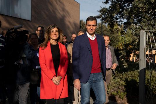 Pedro Sánchez y su mujer, Begoña Gómez, llegando al colegio