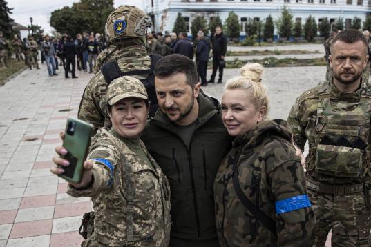 El presidente se ha tomado selfies con los soldados.