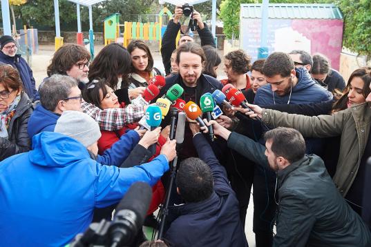Pablo Iglesias atiende a la prensa a la salida de su colegio