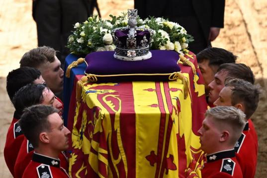 El féretro con los restos de la reina ha sido cubierto con la corona de Escocia, la pieza más antigua de Reino Unido, el estandarte real y una corona de dalias y rosas blancas.