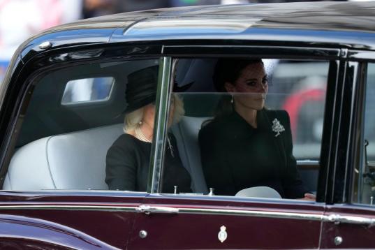 La reina consorte, Camilla, y la princesa de Gales, Kate, han hecho el recorrido desde el palacio de Buckingham hasta el de Westminster en coche.
