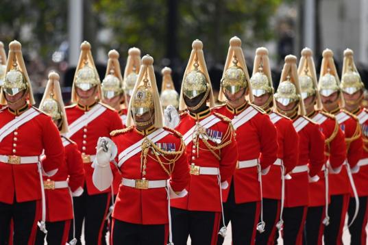 Soldados del The Life Guard, el regimiento más antiguo del ejército británico, han custodiado el féretro de Isabel II.
